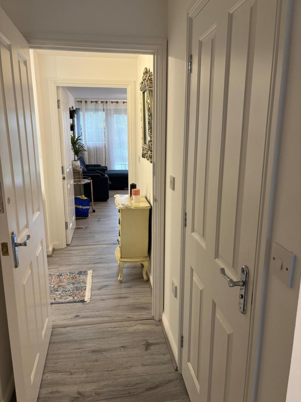 2 Bed , Ensuite Flat Close To Heathrow, Windsor , Langley Apartment Langley Marish
