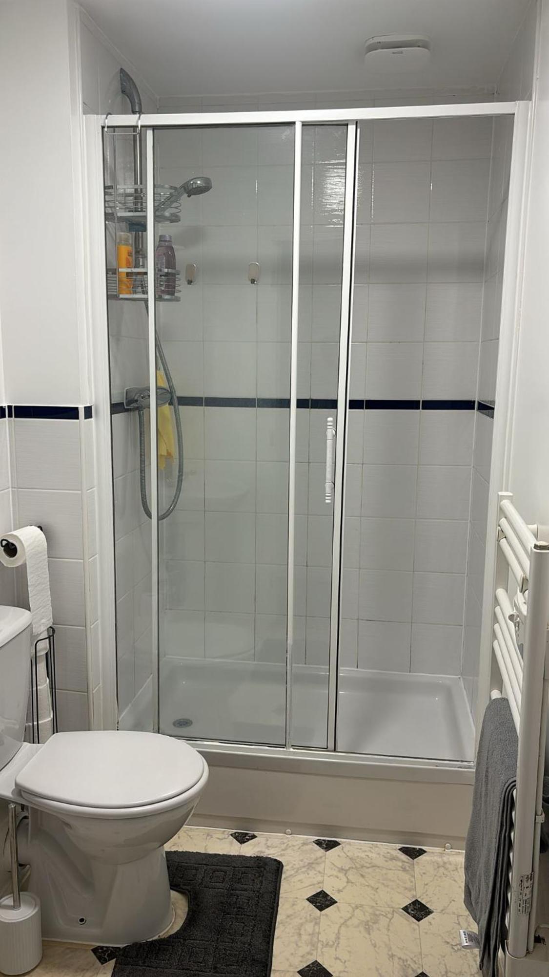 2 Bed , Ensuite Flat Close To Heathrow, Windsor , Langley Apartment Langley Marish