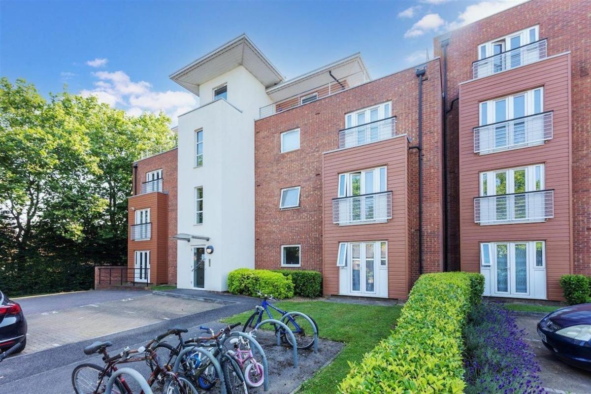 2 Bed , Ensuite Flat Close To Heathrow, Windsor , Langley Langley Marish