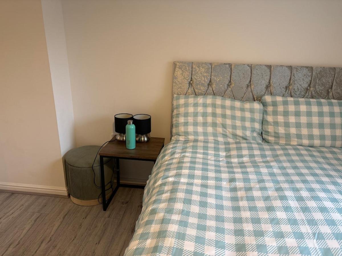 2 Bed , Ensuite Flat Close To Heathrow, Windsor , Langley *