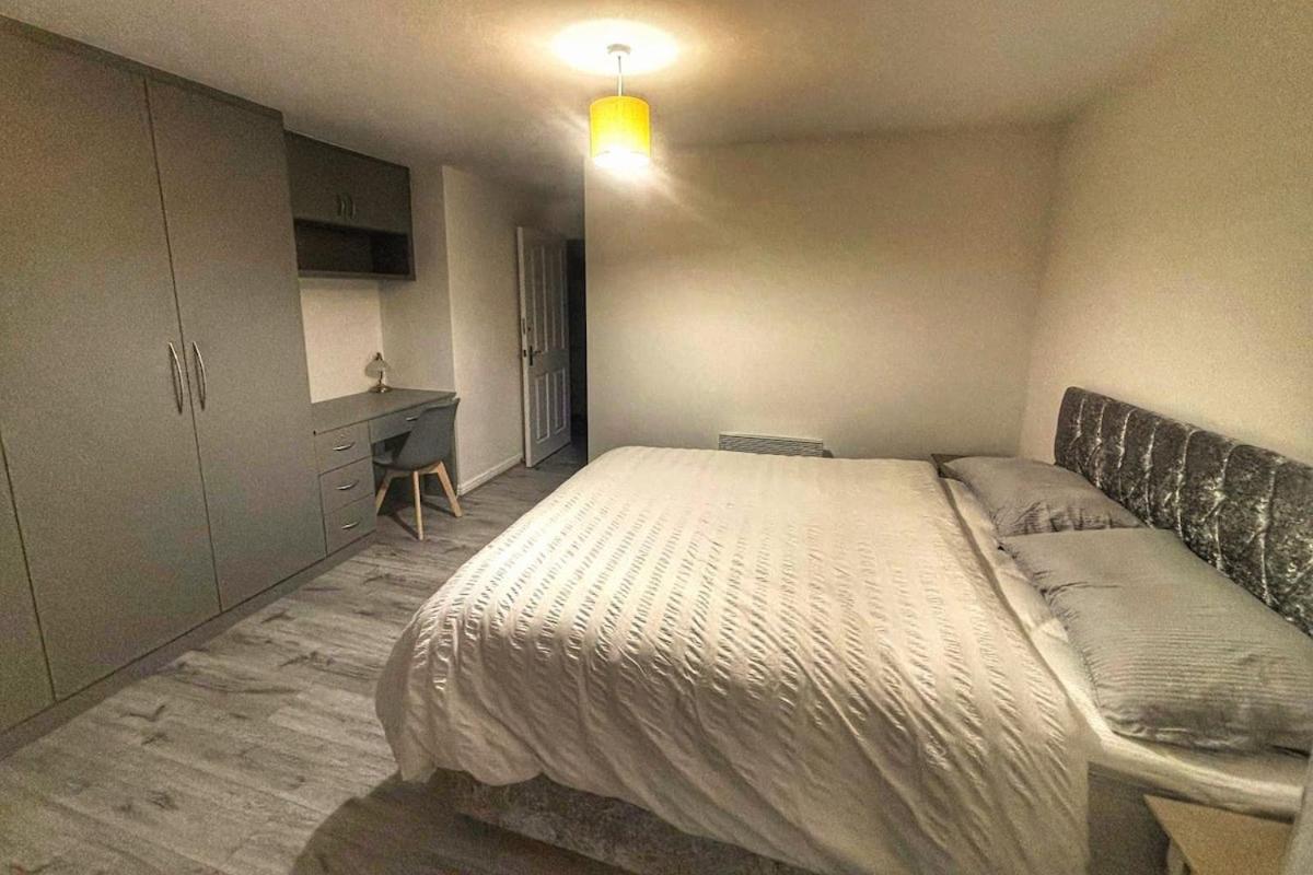 2 Bed , Ensuite Flat Close To Heathrow, Windsor , Langley Apartment *
