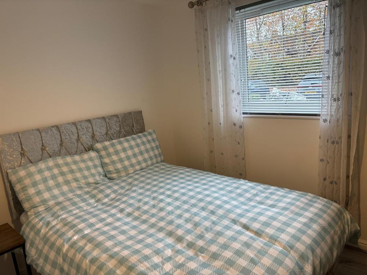 2 Bed , Ensuite Flat Close To Heathrow, Windsor , Langley Apartment Langley Marish