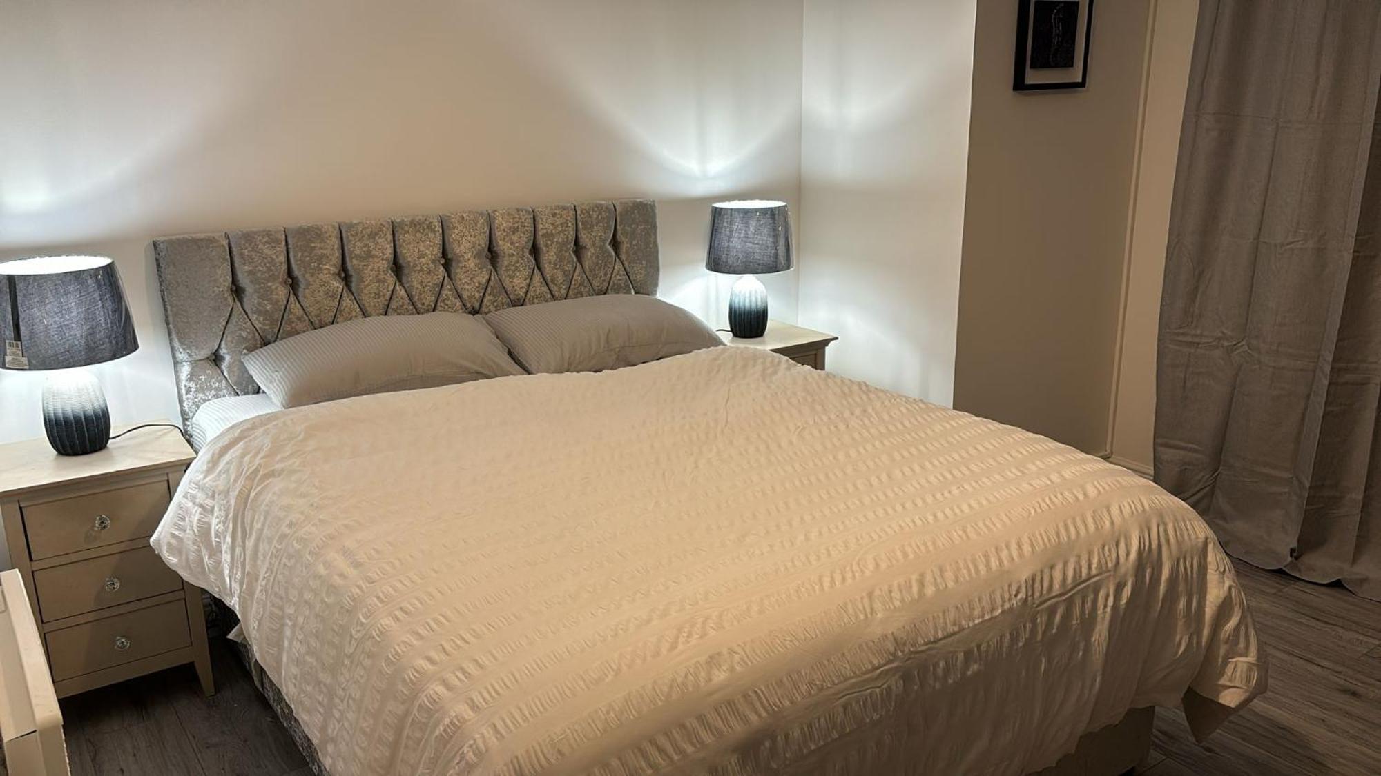 2 Bed , Ensuite Flat Close To Heathrow, Windsor , Langley * Langley Marish
