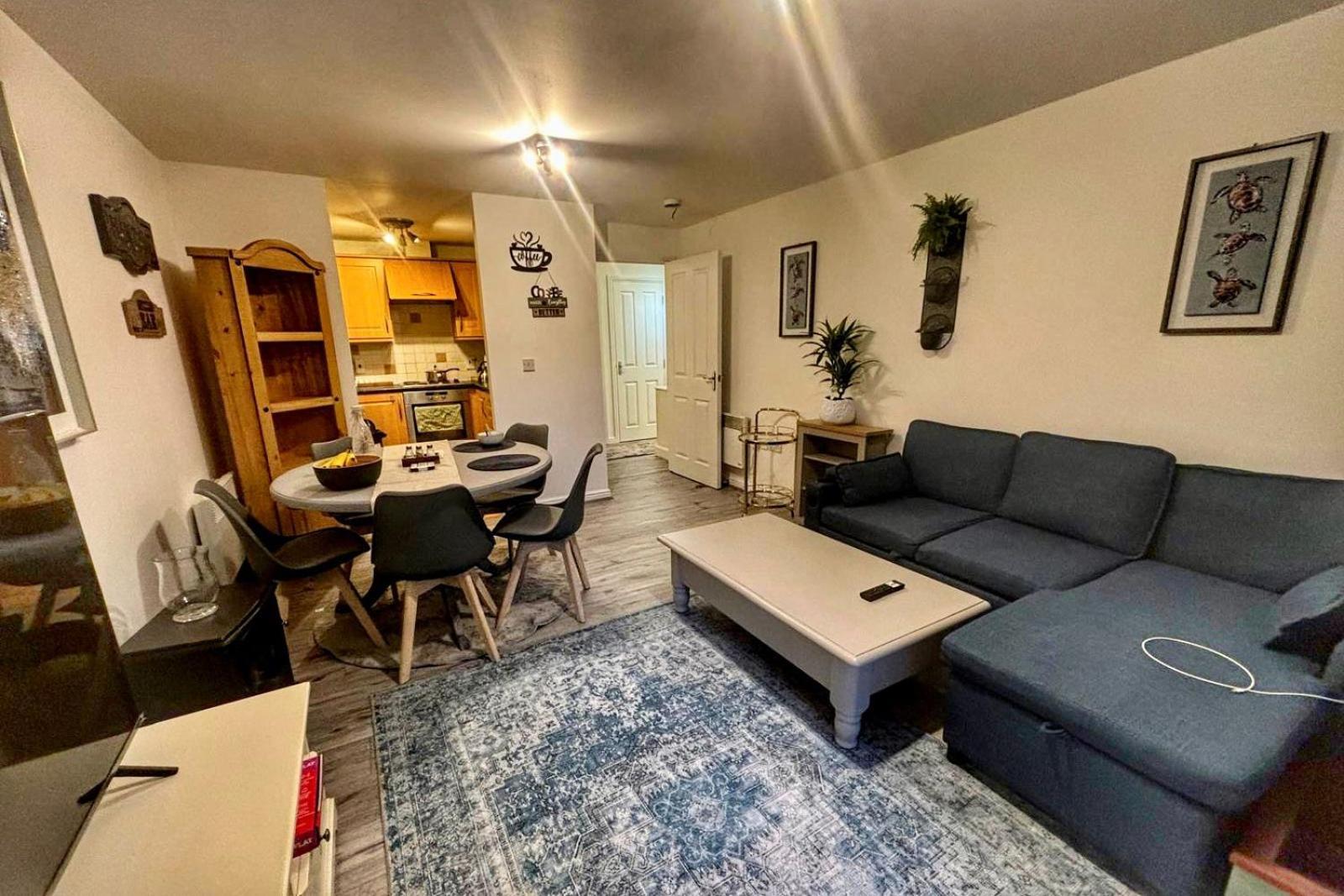 2 Bed , Ensuite Flat Close To Heathrow, Windsor , Langley Apartment Langley Marish